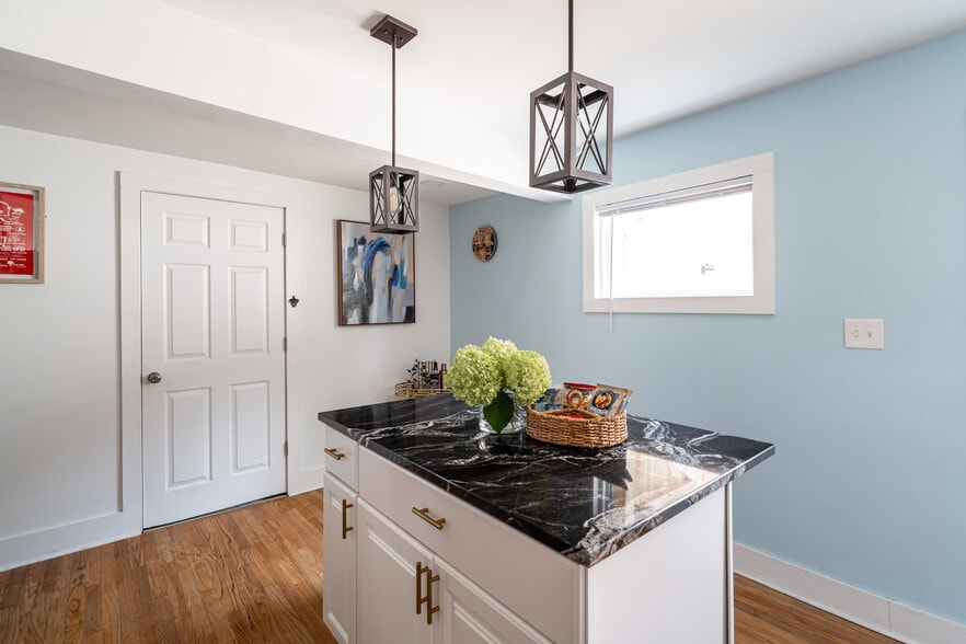 Building Photo - 1812 E Thomas Ave