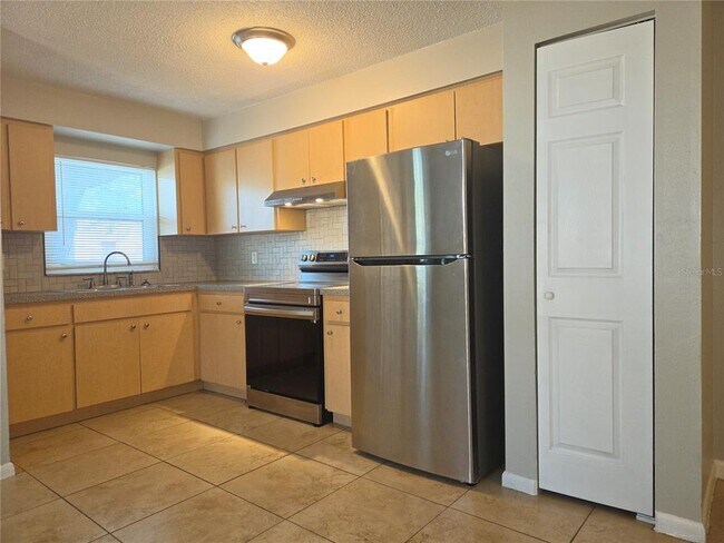 Building Photo - 2410 W Cypress St