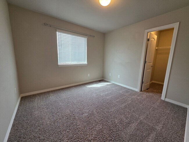 Building Photo - 3 Bed 3 bath house in Lorson Ranch!