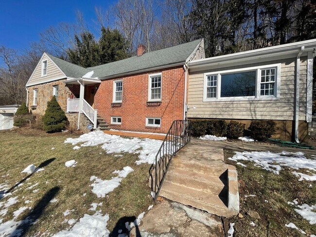 Primary Photo - 159 Mill Rock Rd