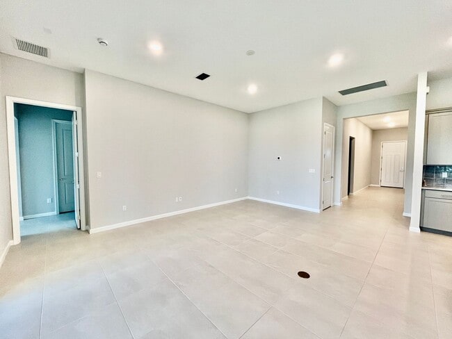 Building Photo - VERANDA GARDENS BRAND NEW HOME