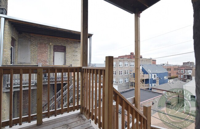 Building Photo - 3635 W Dickens Ave