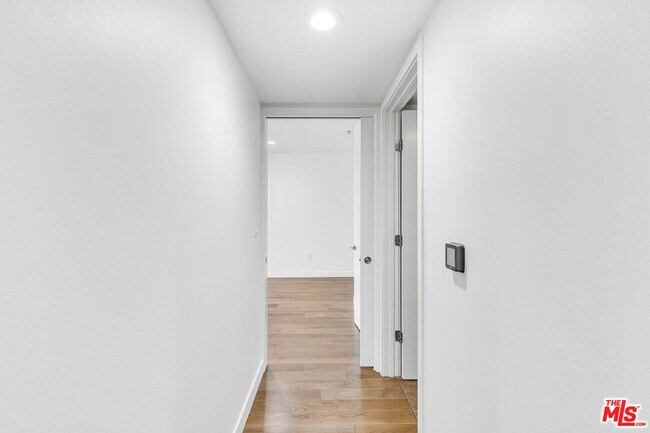 Building Photo - 901 Flower St