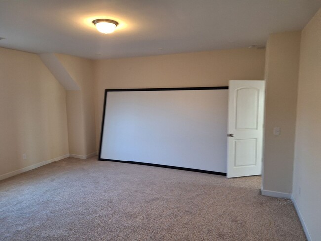 Building Photo - MARCH MOVE IN SPECIAL - $300 off FIRST FUL...