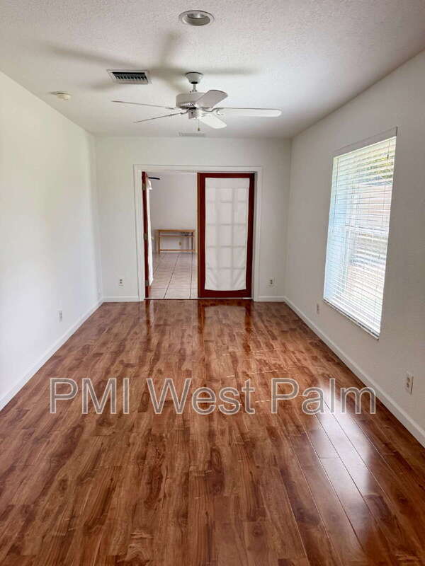 Building Photo - 147 Sunflower Cir