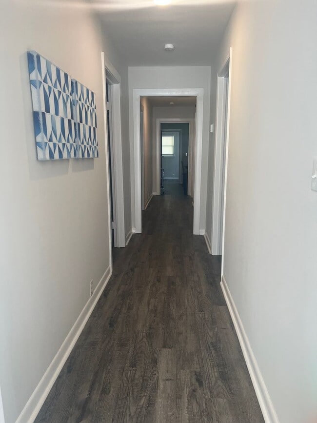 Building Photo - 4 bedroom 2 Bath - Available Now