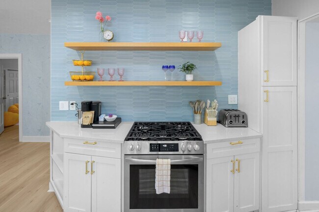 Building Photo - 522 31st St W