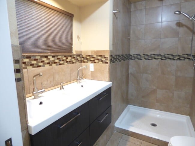 Building Photo - 5 Bd 3 Ba Home in Sandy