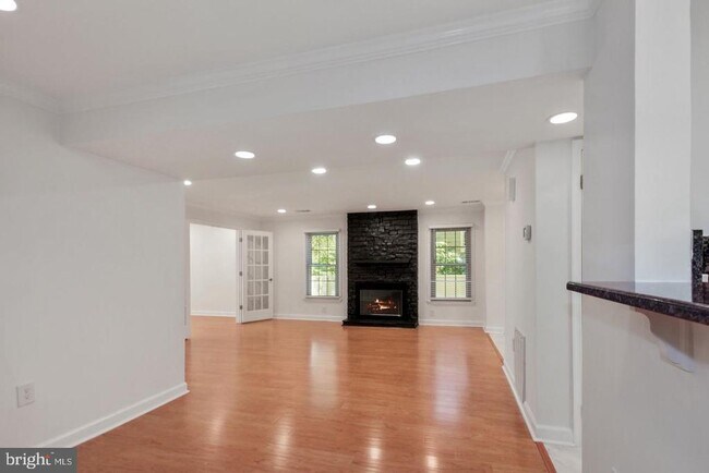 Building Photo - 5801 Linden Square Ct