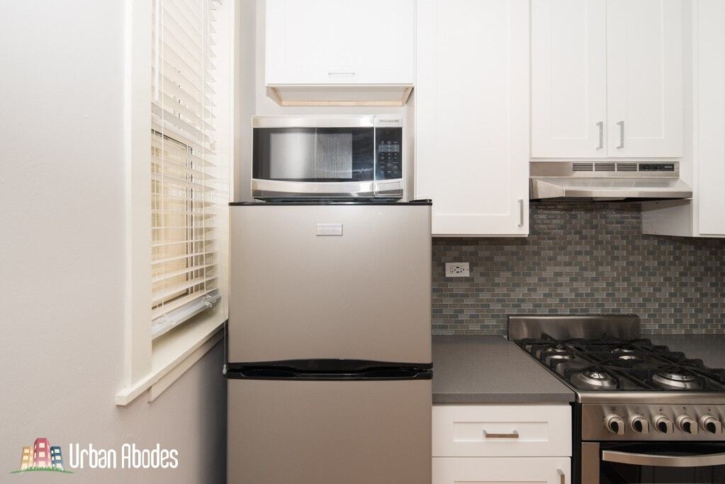 Building Photo - 535 W Belmont Ave