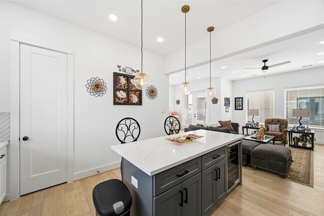 Building Photo - 2502 Tuam St