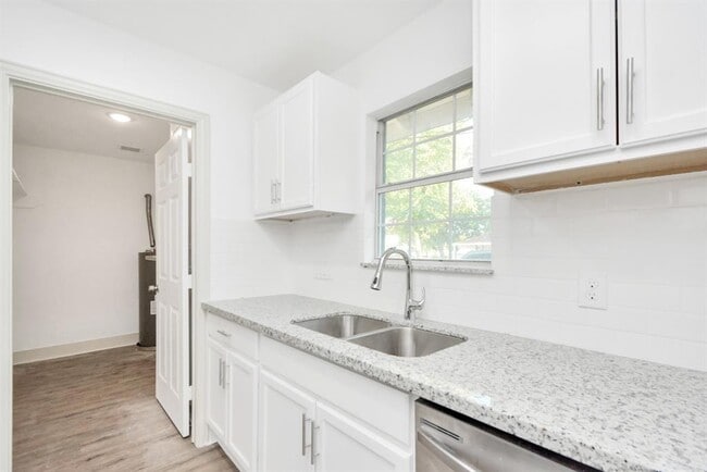 Building Photo - 1501 Maiden Ln