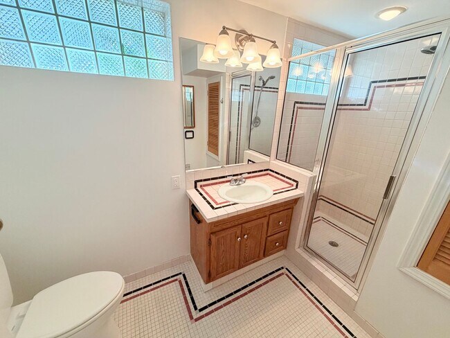 Building Photo - Charming Craftsman in Phinney Ridge - AVAILABLE NOW!