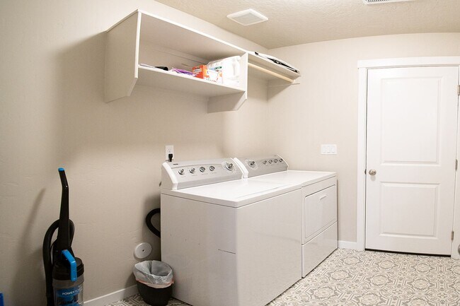 Building Photo - 4 bed 2 bath with bonus room