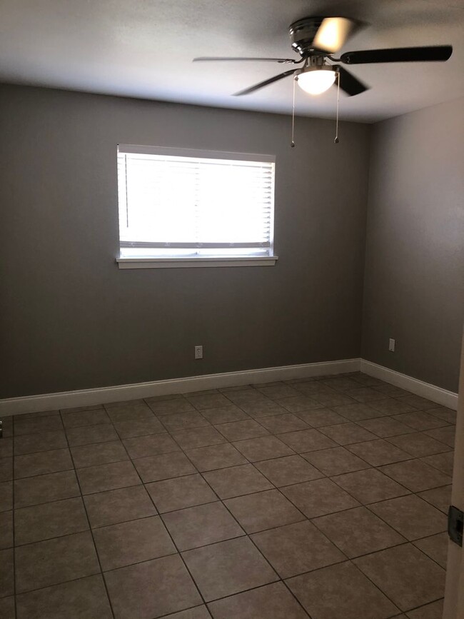 Building Photo - 3BR Private Home in Central -MOVE IN SPECI...