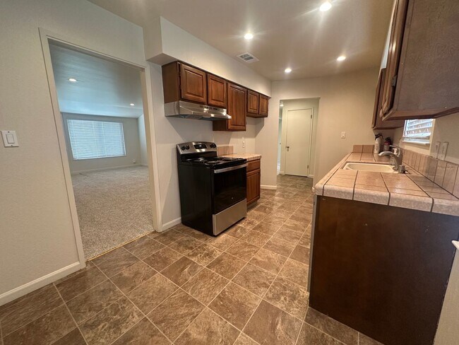 Building Photo - Charming 3-Bed Home with Huge Yard & Fresh...