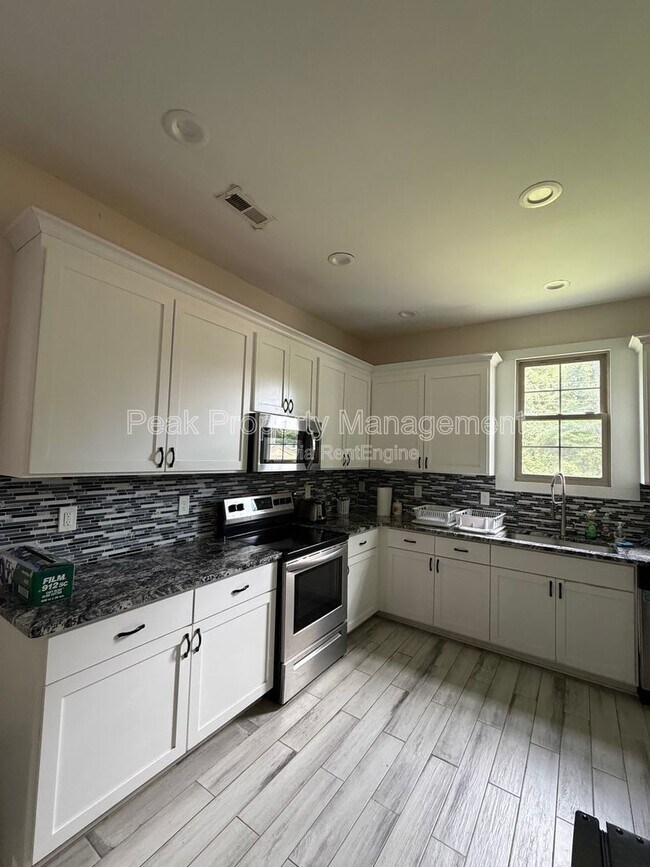Building Photo - 2311 Lamb Ave