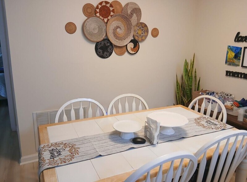 Dining area adjacent to kitchen - 100 Kensington Blvd