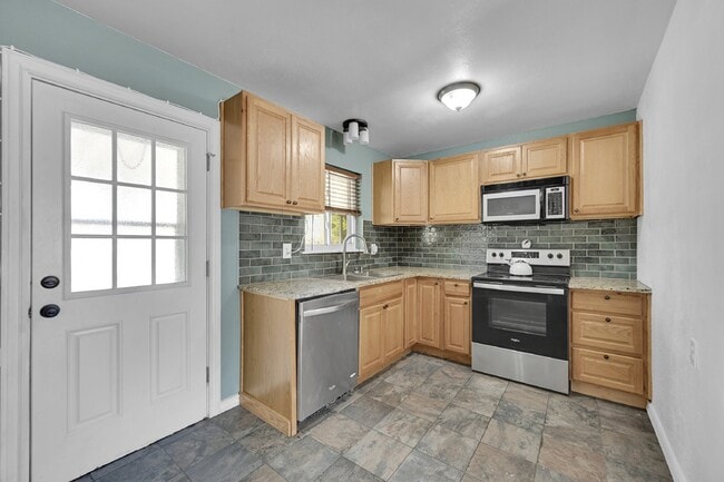 Building Photo - $2,095.95 with $300 off the first month's Rent - 4 Bedrooms, 2 Bathrooms, Single Family Home in C...