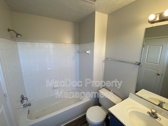 Building Photo - 105 Raquel Ct