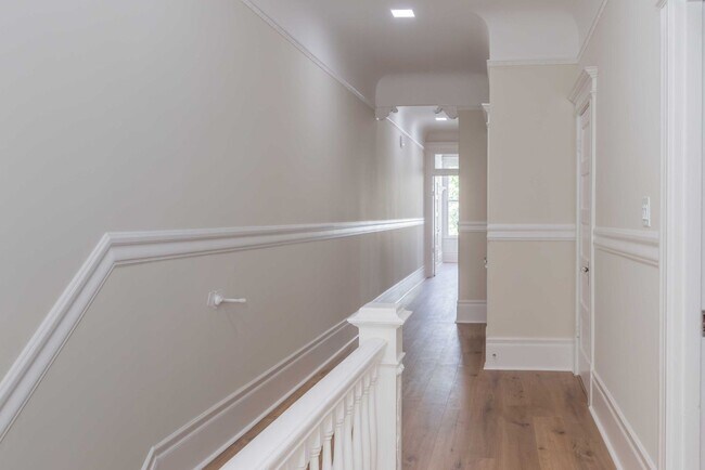 Building Photo - Fully Remodeled, Top Floor 3/2 Full Floor Flat W/ Bonus Room! In-Unit W/D!