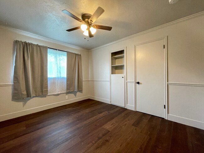 Building Photo - 325 W Center St