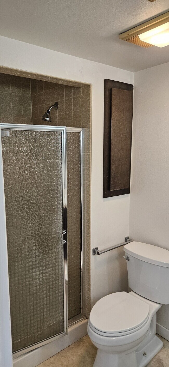 Building Photo - 2 Bed 1 Bath Daylight Basement property. P...