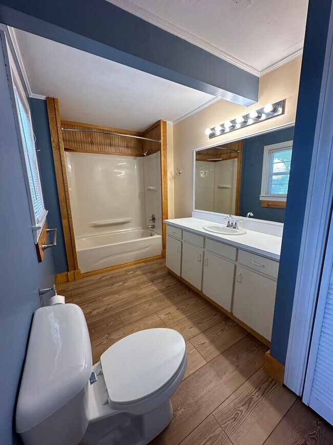 Building Photo - 3 BR Home with Large Yard & 2-Car Garage in Hampstead