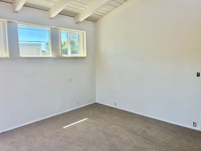 Building Photo - Bright 1.5 bed / 1 bath upstairs apartment...
