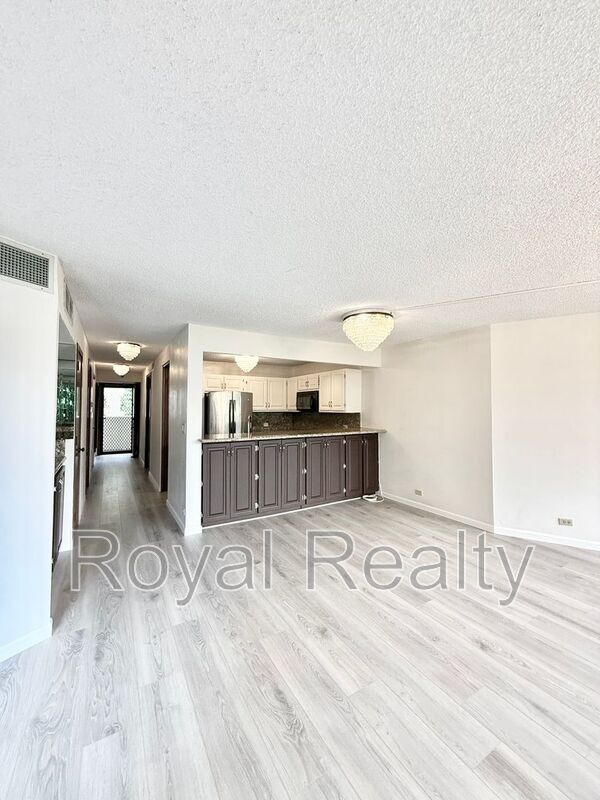 Building Photo - 555 Hahaione St