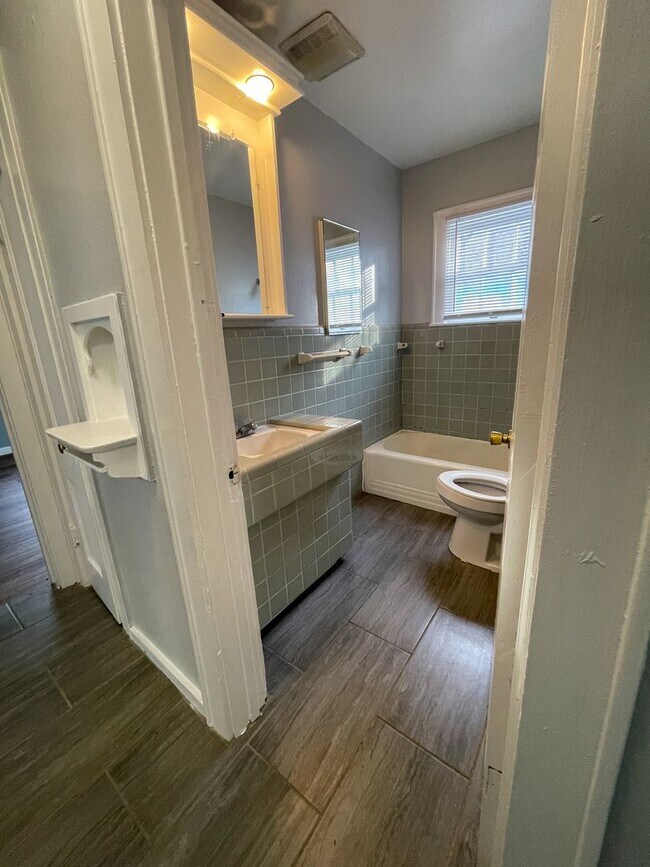 Building Photo - 715 10th Ave N