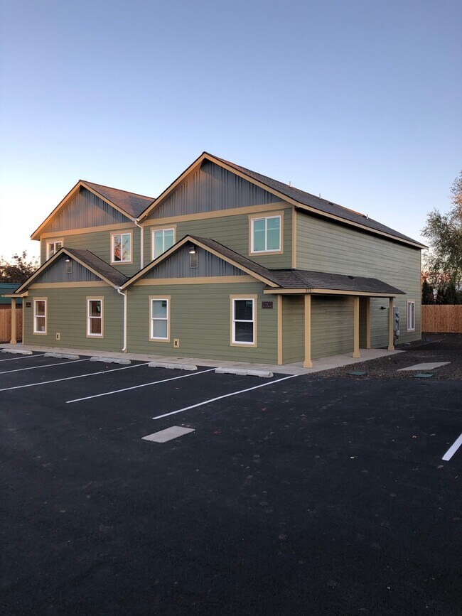 Building Photo - 4.5 Bathrooms ! 4 large bedrooms! Close to CWU