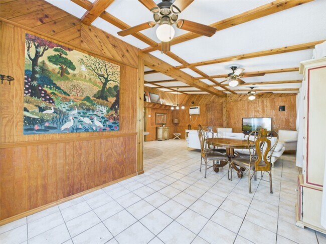 Building Photo - 713 6th St