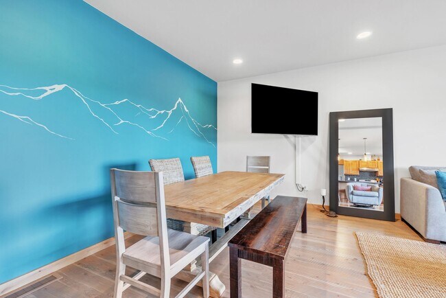 Building Photo - Furnished townhome w/ 2-car garage, backyard & EV charging