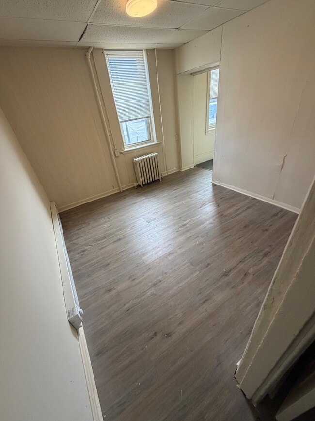 Building Photo - 1224 E 2nd St