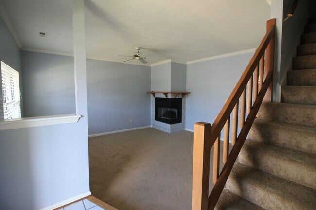 Building Photo - 2 Bedroom 2 Bath Townhome