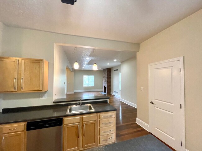 Building Photo - Amazing 4 Bedroom House! Hardwood, 2.5 Baths Stainless, A/C