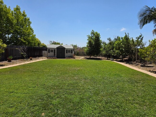 Building Photo - Spacious 4 bedroom 2.5 bath home with a hu...