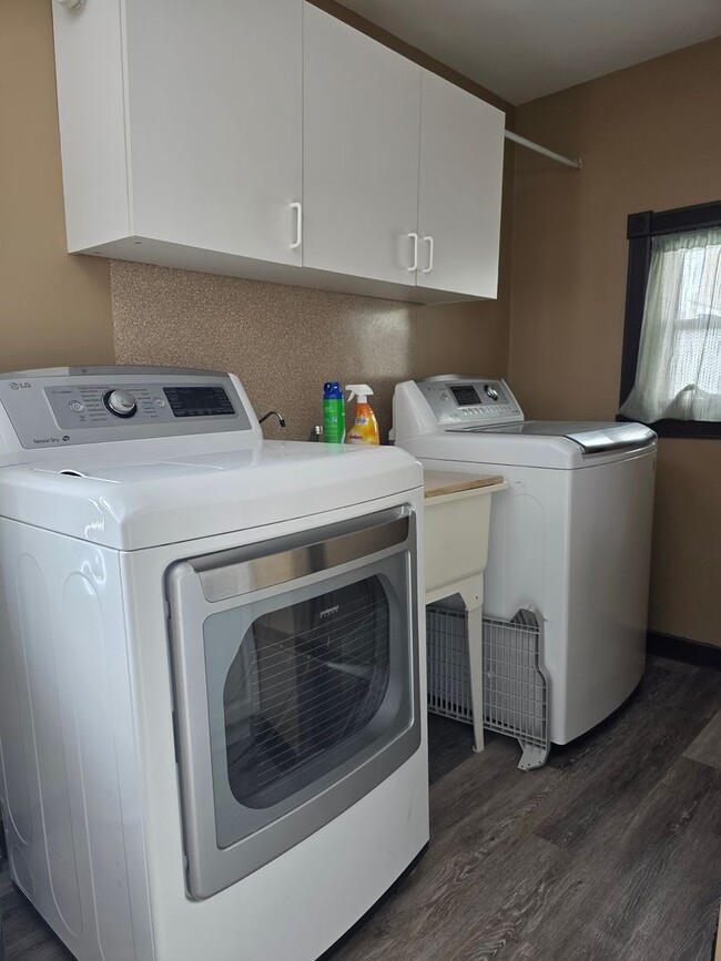 Building Photo - Small Town Home with Lots of Room