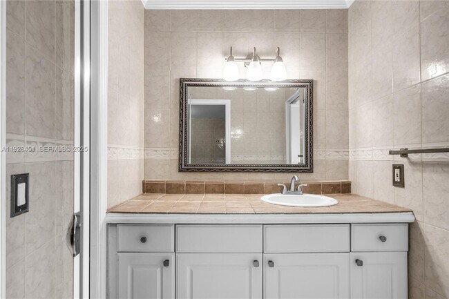 Building Photo - 14840 Naranja Lakes Blvd