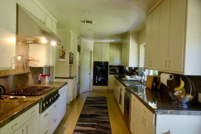 Building Photo - Coming Soon! Cozy home in South Pasadena.