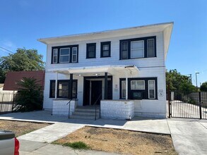 Building Photo - Two Bed, One Bath Apartment Located Downtown