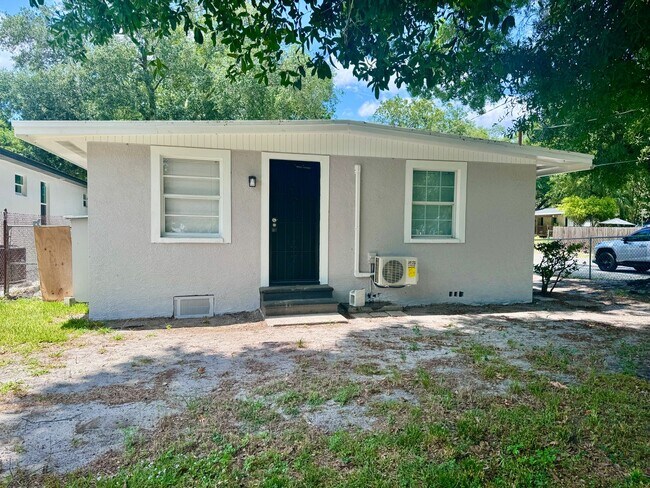 Building Photo - Fully Renovated and STUNNING 3 bedroom/1 bathroom home in Tampa!