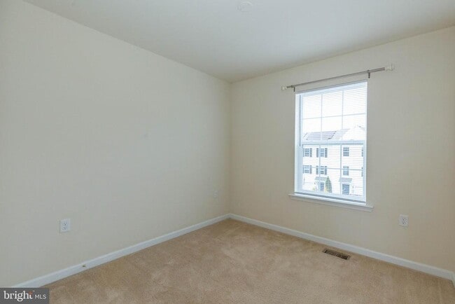 Building Photo - 440 Rumbling Rock Rd