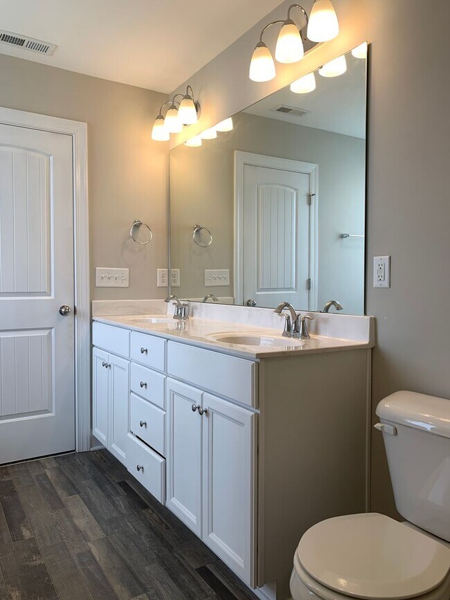 Building Photo - AMAZING LOCATION, Fantastic 4 Bed Home, in...