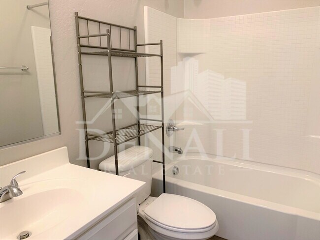 Building Photo - 334 N 79th Pl