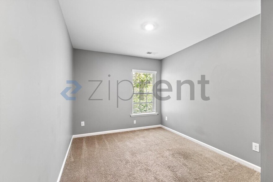 Building Photo - Unit