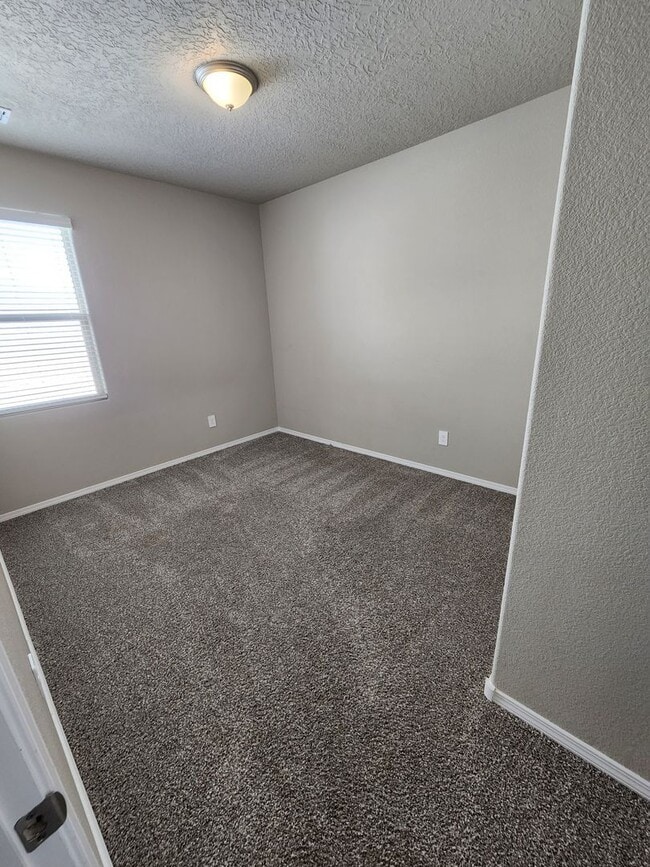 Building Photo - Beautiful 3br 2ba in the South Valley!