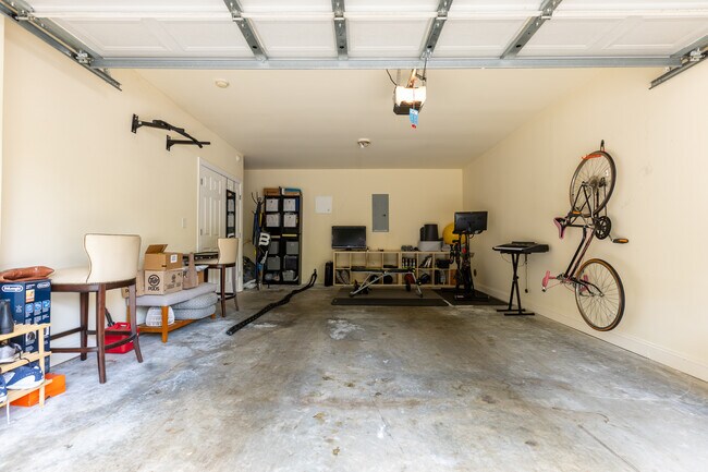 Building Photo - 328 Carlyle Park Dr NE