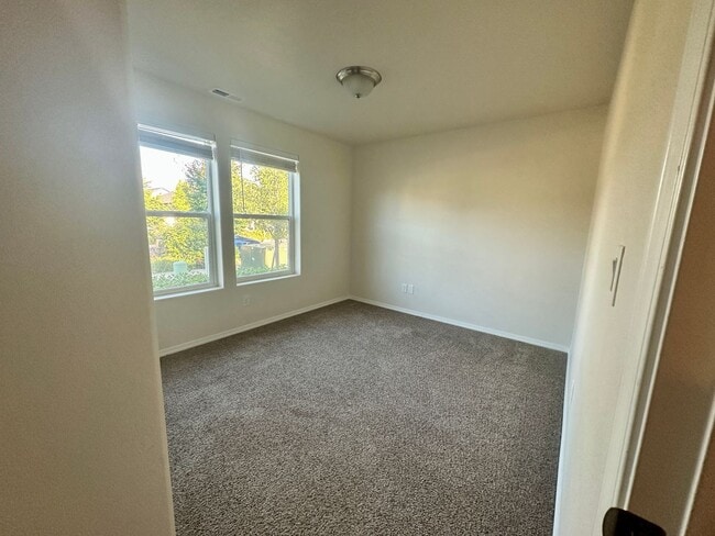 Building Photo - $300 discount for first month rent